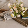 Décoration à perles de bois et doubles glands – Blanc et jute – Pokoloko