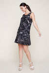 Robe noire de côté