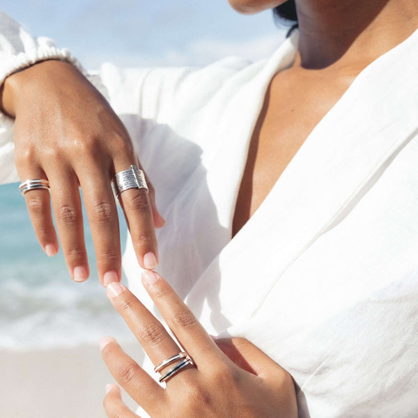 Bague de méditation Virtue – MeditationRings – portée au doigt