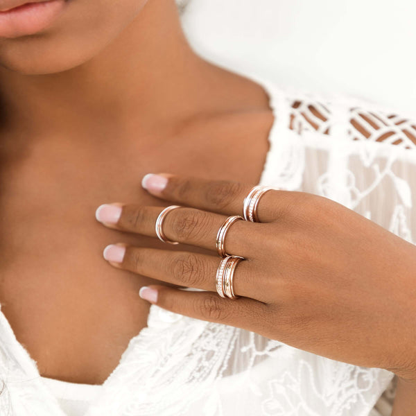 Bague de méditation Prana – MeditationRings – portée au doigt – vermeil or rose