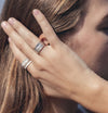 Bague de méditation Nurture – MeditationRings – portée au doigt