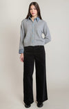 Chemise en tricot à garnitures en denim Dex, coloris gris avec garnitures bleu denim, vêtement porté en tenue