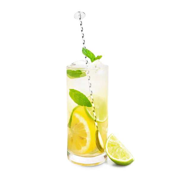 Cuillère à cocktail Final Touch dans un grand verre avec agrumes et menthe.