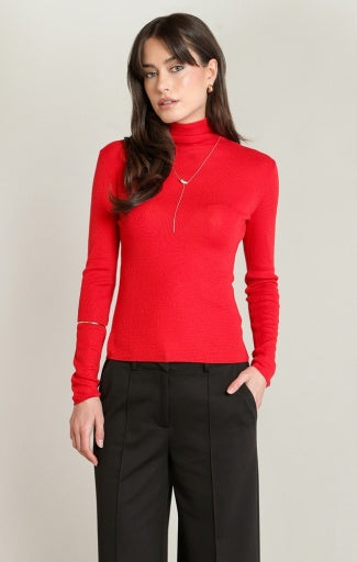 Haut en maille fine à col montant Dex, coloris rouge, vêtement porté