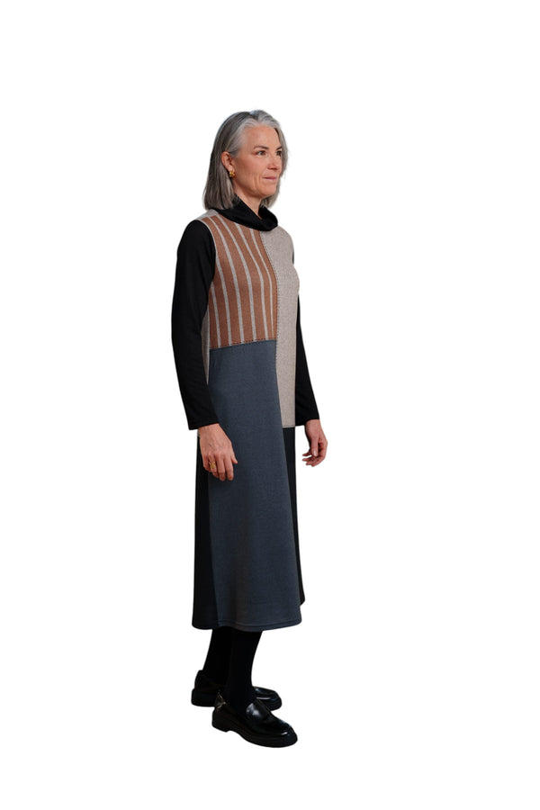Femme portant la robe 7/8 Bonaventure La Maison du Bleuet à col roulé, coupe droite, en panneaux noirs et rayés.