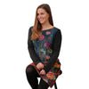 Femme portant la robe Mistassini La Maison du Bleuet à imprimé floral artistique, manches noires et col rond