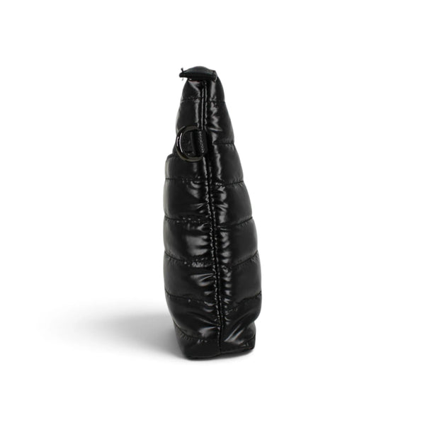 Sac bandoulière Maison Taïga en nylon noir matelassé, vue de profil montrant la structure légère et l'attache de sangle