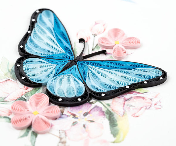 Carte de vœux papillon bleu et fleurs roses en papier roulé