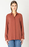 Blouse fluide à boutons dans le dos