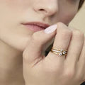 Femme porte bague Eternal Love