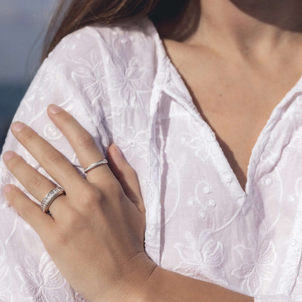 Bague de méditation Clarity – MeditationRings – portée au doigt