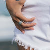 Bague de méditation Cherish – MeditationRings – portée au doigt