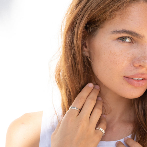 Bague de méditation Dharma – MeditationRings – portée au doigt