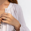 Bague de méditation Sati – MeditationRings – portée au doigt