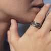 Bague de méditation Always – MeditationRings – portée au doigt