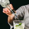 Bec verseur en inox Final Touch installé sur une bouteille pendant la préparation d’un cocktail.