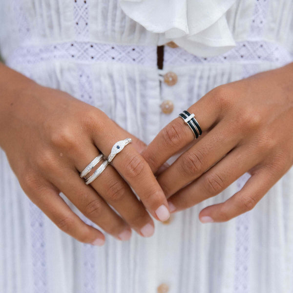 Bague de méditation Blessed – MeditationRings – portée au doigt