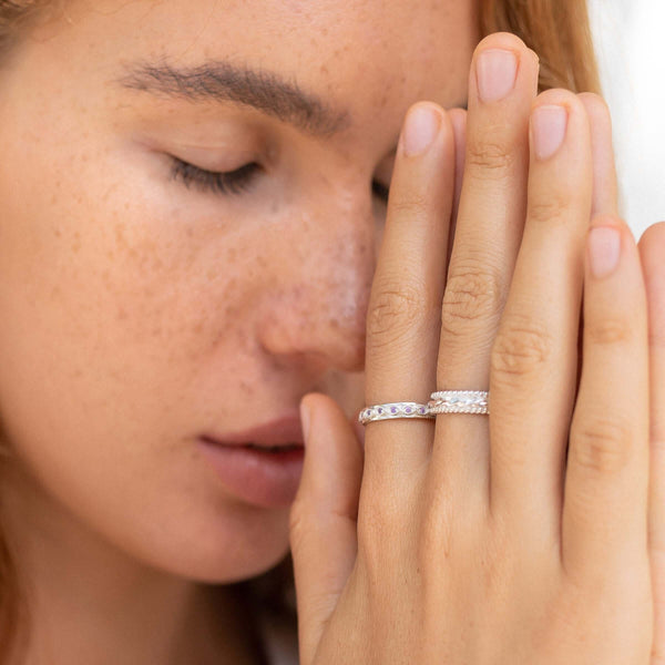 Bague de méditation Chakra – MeditationRings – portée au doigt