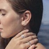 Bague de méditation Charisma – MeditationRings – portée au doigt