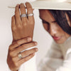 Bague de méditation Cherish – MeditationRings – portée au doigt