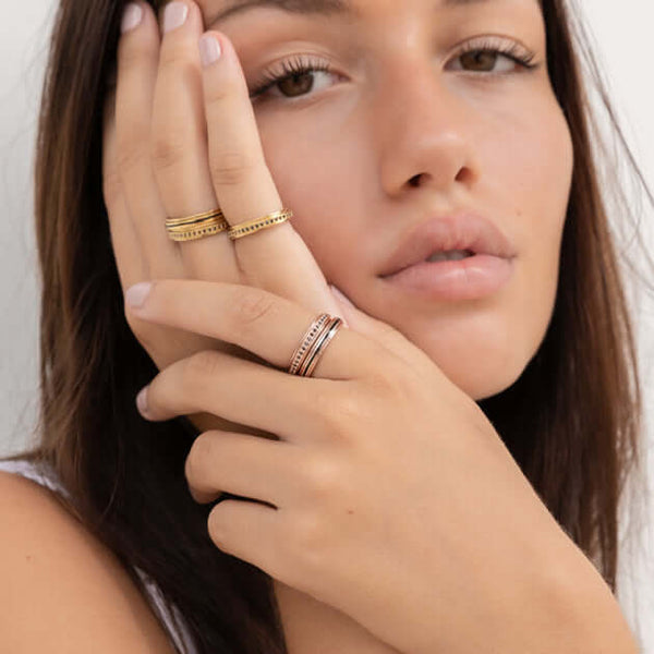 Bague de méditation Shanti – MeditationRings – portée au doigt – vermeil or jaune