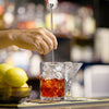 Cuillère télescopique Final Touch utilisée pour mélanger une boisson dans un verre.