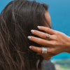 Bague de méditation Faith – MeditationRings – portée au doigt