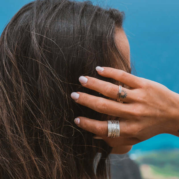 Bague de méditation Faith – MeditationRings – portée au doigt