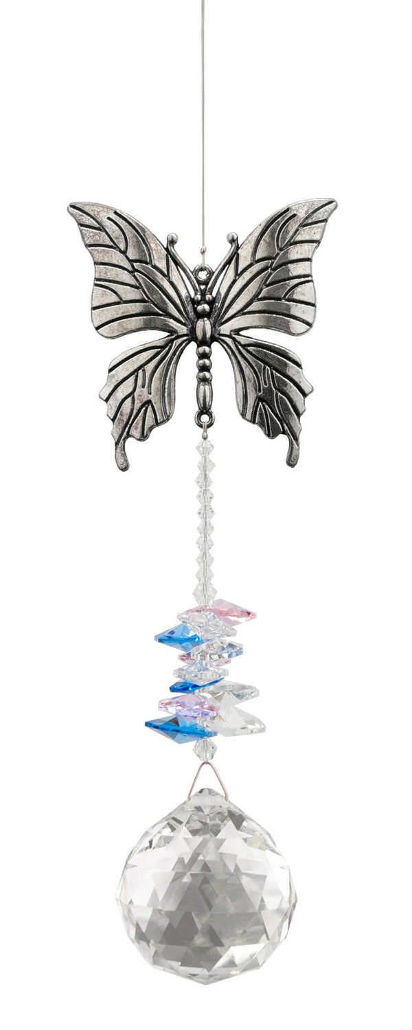 Attrape-soleil Papillon Eternity Crystal : motif argenté représentant un papillon aux ailes déployées, perles iridescentes et cristal transparent facetté.