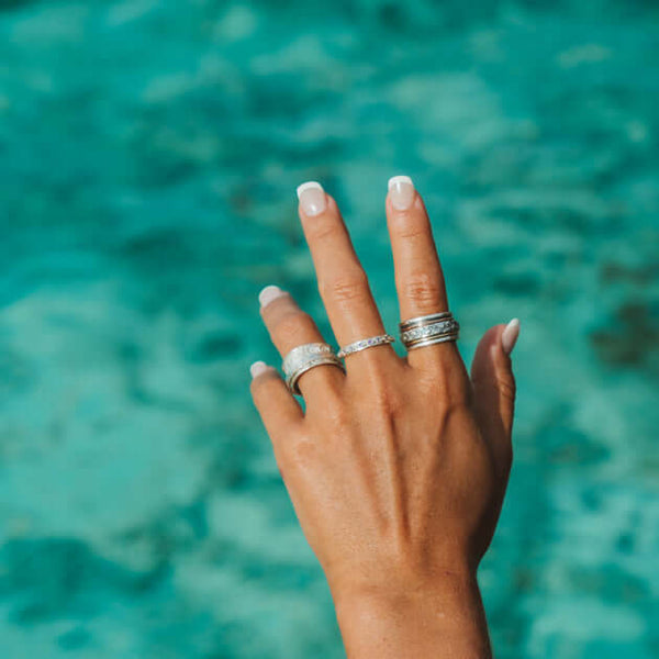 Bague de méditation Harmony – MeditationRings – portée au doigt