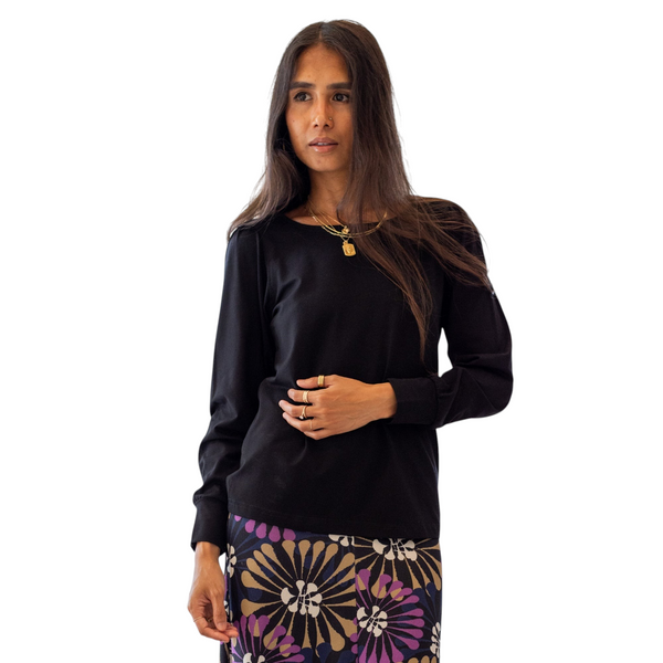 Femme portant le chandail Becancour noir à manches longues de La Maison du Bleuet dans un intérieur lumineux