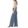 Jean La Maison du Bleuet Isbister taille haute à jambe large en denim indigo délavé, vue de profil sur mannequin