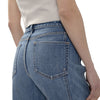 Vue arrière du jean taille haute La Maison du Bleuet Isbister en denim indigo moyen avec poches classiques