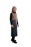 Femme portant la robe 7/8 Bonaventure La Maison du Bleuet à col roulé, coupe droite, en panneaux noirs et rayés.