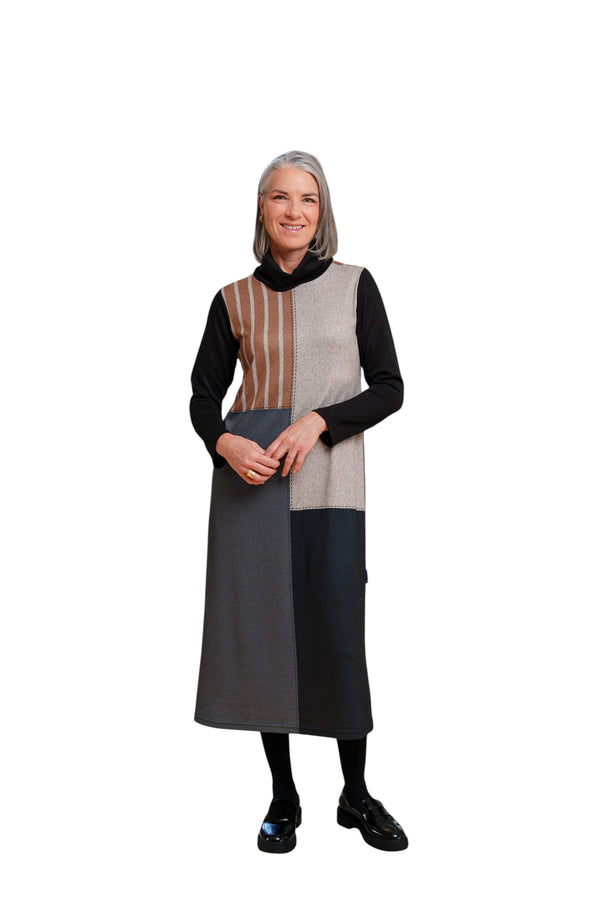 Femme portant la robe 7/8 Bonaventure La Maison du Bleuet à col roulé, coupe droite, en patchwork noir et rayé.