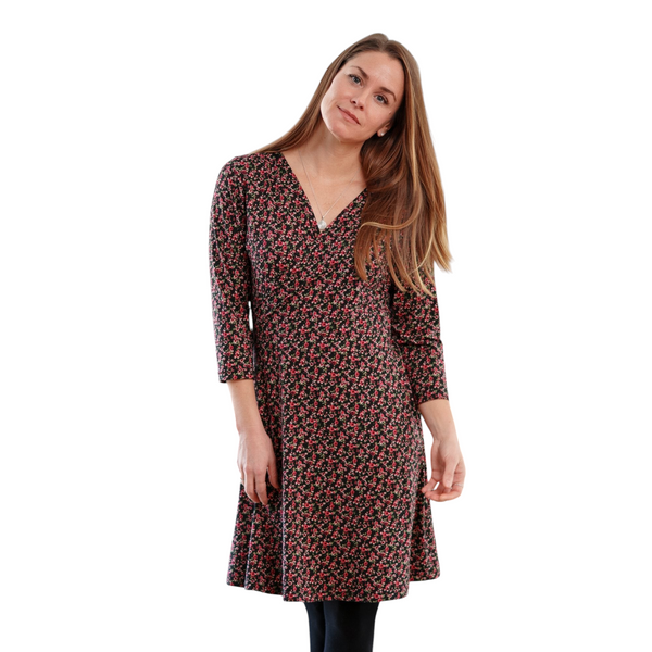 Femme portant la robe Mattawin La Maison du Bleuet à motif floral rouge et noir avec col en V et manches trois-quarts