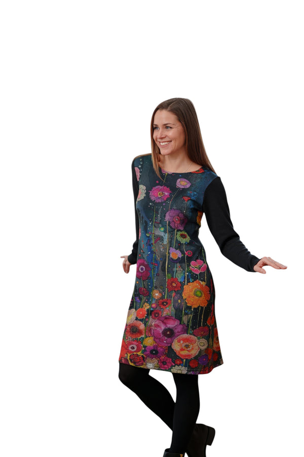 Femme portant la robe La Maison du Bleuet Mistassini à imprimé floral coloré et manches longues noires en polaire