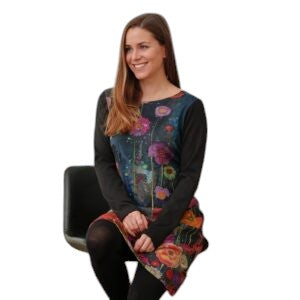 Femme portant la robe La Maison du Bleuet Mistassini à imprimé floral artistique avec manches noires en micropolaire