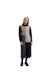 Femme souriante portant la robe 7/8 La Maison du Bleuet noire et rayée à col roulé et découpes asymétriques