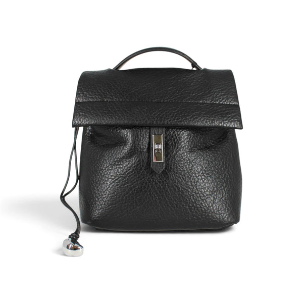 Sac à dos Maison Taïga en cuir végan noir grainé avec fermoir métallique argenté, design urbain et compact.