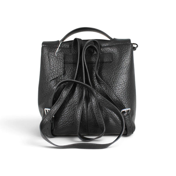 Vue arrière du sac à dos Maison Taïga en cuir végan noir grainé avec bretelles ajustables et poignée supérieure