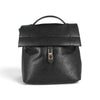 Sac à dos Maison Taïga en cuir végan noir grainé avec rabat et fermoir métallique argenté, style urbain et élégant.