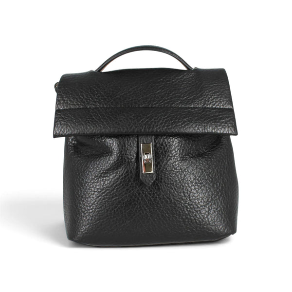 Sac à dos Maison Taïga en cuir végan noir grainé avec rabat et fermoir métallique argenté, style urbain et élégant.