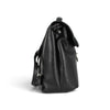 Vue de profil du sac à dos Maison Taïga en cuir végan noir texturé avec fermeture zippée et design urbain épuré.