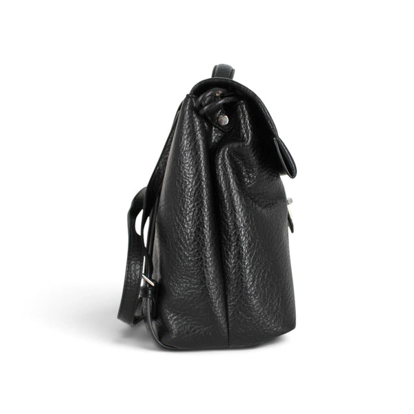 Vue de profil du sac à dos Maison Taïga en cuir végan noir texturé avec fermeture zippée et design urbain épuré.