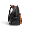 Sac à dos Maison Taïga noir et cognac avec pompon décoratif, vue de profil montrant les poches latérales et sangles