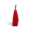 Sac à main Maison Taïga Charme rouge en cuir grainé, vue de profil avec sangle à motifs contrastants