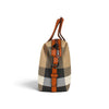 Sac à main Maison Taïga Élégance à motif tartan beige et noir avec finitions en cuir marron, vue de profil.