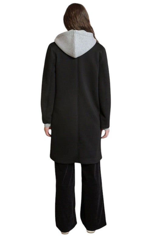 Manteau mi-long noir Dex 2829010D porté de dos, avec capuche grise contrastante et coupe droite.
