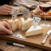 Marqueurs à fromage Final Touch identifiant les fromages sur un plateau de dégustation.